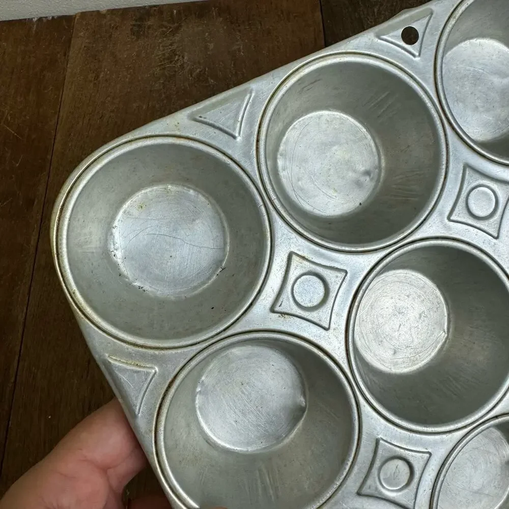 Vintage MCM Mirro Aluminum 12 One Dozen Muffin Cupcake Pan Farmhouse Decor‎